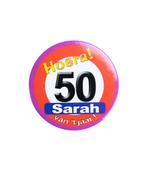 50 Jaar Button Sarah Verkeersbord 5,5cm, Hobby en Vrije tijd, Feestartikelen, Verzenden, Nieuw