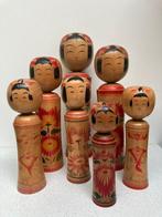 Een set vintage kokeshi-poppen in klassieke Naruko-stijl uit, Antiek en Kunst