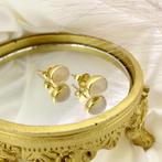 Gouden oorstekers met maansteen (Oorbellen), Sieraden, Tassen en Uiterlijk, Oorbellen, Gebruikt, Overige kleuren, Ophalen of Verzenden