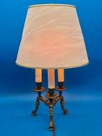 Dreiflammige Tischlampe im klassischen Kronleuchterstil –