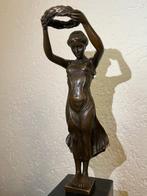 Pitta Luga - sculptuur, Vrouw met lauwerkrans - 33.5 cm -