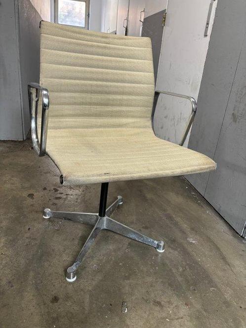 Herman Miller - Charles & Ray Eames - Stoel - EA107 - mesh -, Antiek en Kunst, Antiek | Meubels | Stoelen en Banken