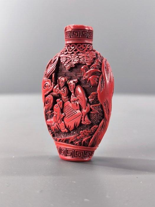 Qing Dynastie (1644-1911) Een koraalrode lak-snuifflesje -, Verzamelen, Mineralen en Fossielen
