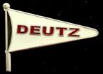 Deutz vlag speld- wit met rode letters- replica, Verzamelen, Speldjes, Pins en Buttons, Verzenden, Nieuw, Transport, Speldje of Pin