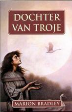 Dochter van Troje 9789022539576 Marion Zimmer Zimmer Bradley, Boeken, Verzenden, Gelezen, Marion Zimmer Zimmer Bradley