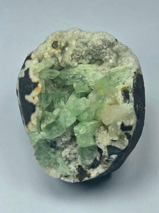 Geode - Hoogte: 7 cm- 180 g, Verzamelen, Mineralen en Fossielen