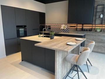 Luxe showroom keuken in een hoekopstelling met eiland beschikbaar voor biedingen