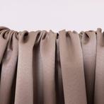 Glanzender und changierender Stoff aus schwerem Satin –