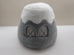 Kaws (1974) - KAWS HOLIDAY JAPAN Mont Fuji Peluche Grey · No