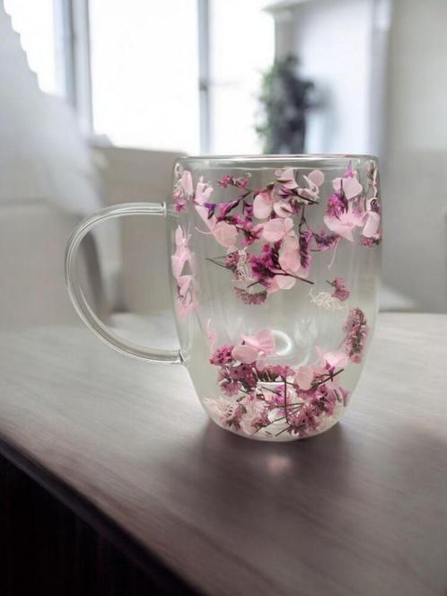 Dubbelwandige mok roze bloemblaadjes, Huis en Inrichting, Keuken | Servies, Overige stijlen, Nieuw, Glas, Glas of Glazen, Verzenden
