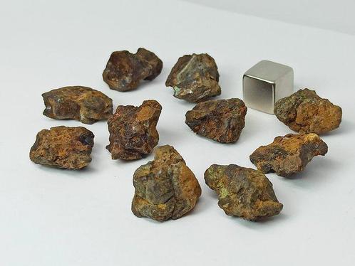 x 10 Lot METEORIETEN SERICHO!!! (Kenia, 2016) PALLASIET., Verzamelen, Mineralen en Fossielen