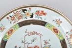 Bord - A LARGE CHINESE FAMILLE ROSE DISH DECORATED WITH A, Antiek en Kunst