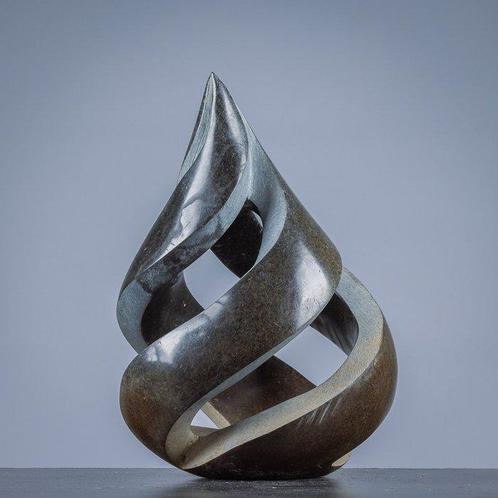 Paul Kuta - Beeld, Spirgi - 330 mm - Serpetine steen - 2021, Antiek en Kunst, Kunst | Designobjecten