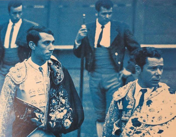 Michael Joseph (1941-) - Bullfighters trio - blue-toned, Antiek en Kunst, Kunst | Designobjecten