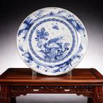 groot bord - fazant op een rots, de rand met figuren en een