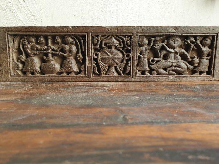 Houten paneel met Ganesha, vrouwen en een mand van, Antiek en Kunst, Kunst | Niet-Westerse kunst