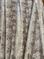 Exclusief handgeweven tule stof met bloemenborduursel. -