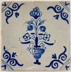 Antieke Delfts blauwe tegel met daarop een grote vaas met