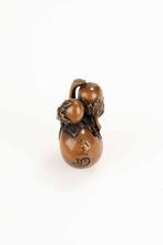 Een fijne boxwood netsuke die een groep van vier aubergines, Antiek en Kunst