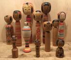 Twaalf decoratieve vintage kokeshi-poppen van verschillend