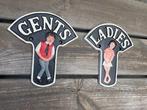Decoratief ornament - Set van twee gietijzeren toiletbordjes