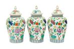 Een set van drie grote Chinese porseleinen dekselvazen, Antiek en Kunst, Ophalen