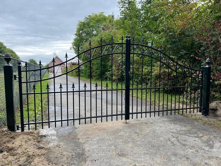 Actie showmodel: Mooie inrijpoort NU € 2250,00 {400 CM}., Tuin en Terras, Tuinpoorten, Nieuw, IJzer, Draaipoort, 150 tot 200 cm