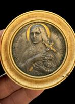 Gotische en bijzondere devotionele medaille in bakeliet en