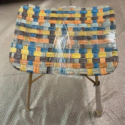 Geflochtener Design-Hocker „Editions“ mit buntem, Antiek en Kunst, Kunst | Designobjecten