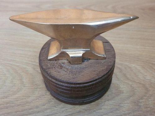 Lot de 3 anciennes petites enclumes (Amvils) sur socle: 1 en, Antiek en Kunst, Antiek | Speelgoed