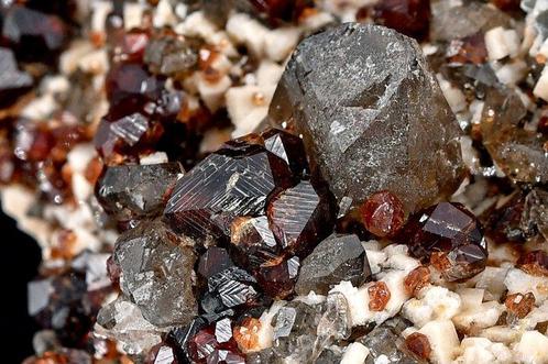 Hoogwaardige Spessartijngranaat smoky kwarts en orthoklaas, Verzamelen, Mineralen en Fossielen