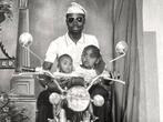 Sanlé Sory (1943) - Avec enfants et moto au studio - 1975