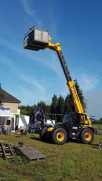 Feest versiering op hangen aan gevel, palen ,silo reparatie