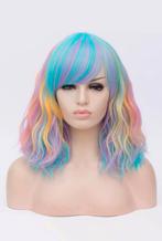 Luxe Pastel Regenboog Pruik Schouderlengte Schuine Pony Krul, Ophalen of Verzenden, Nieuw, Carnaval