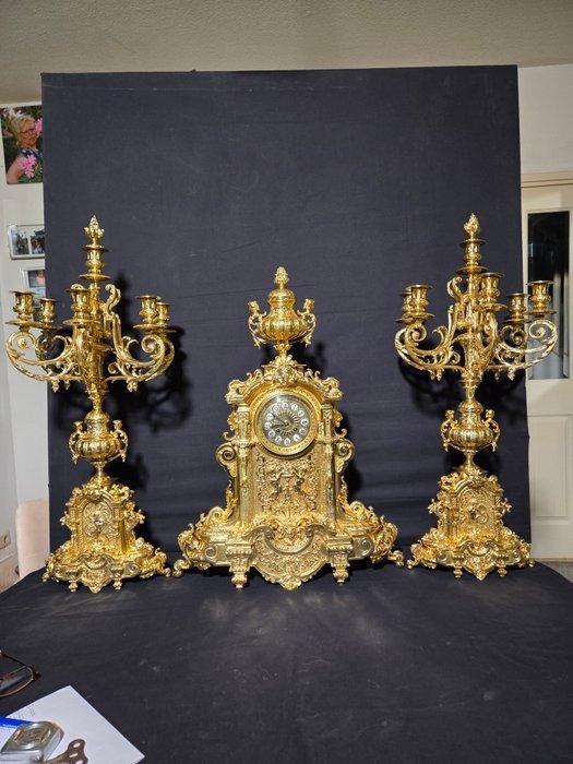 Klok en garnituur set (3) Lodewijk XVI-stijl - Verguld brons, Antiek en Kunst, Antiek | Klokken