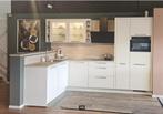 Luxe magnolia kleurige showroomkeuken, met rvs greep., Huis en Inrichting, Keuken | Complete keukens, Ophalen, Hoekkeuken, Nieuw