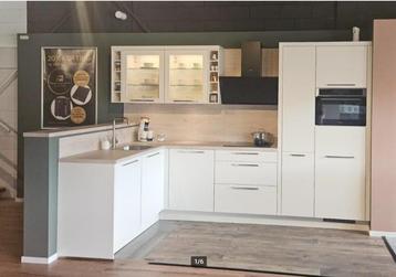 Luxe magnolia kleurige showroomkeuken, met rvs greep. beschikbaar voor biedingen