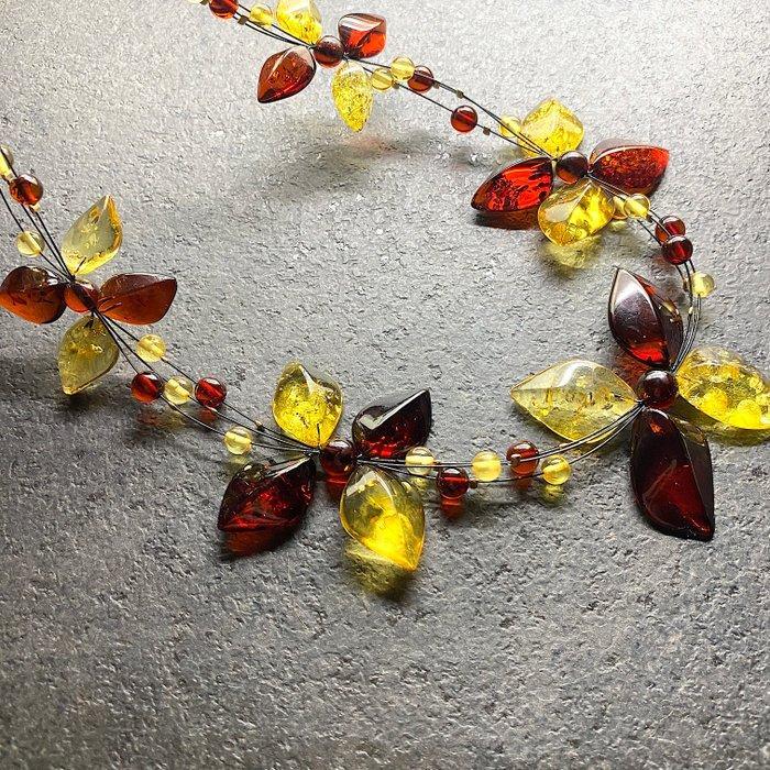 Kraagketting met gesneden natuurlijk Baltisch amber. -, Verzamelen, Mineralen en Fossielen