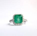 Ring - 18 karaat Witgoud -  3.56 tw. Smaragd - Diamant