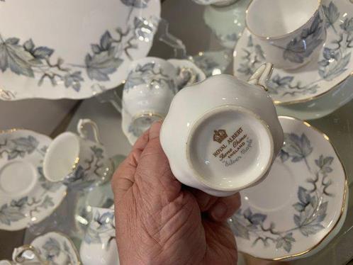 Royal Albert - Koffie- en theeservies (15) - Silver Maple -, Antiek en Kunst, Antiek | Meubels | Tafels