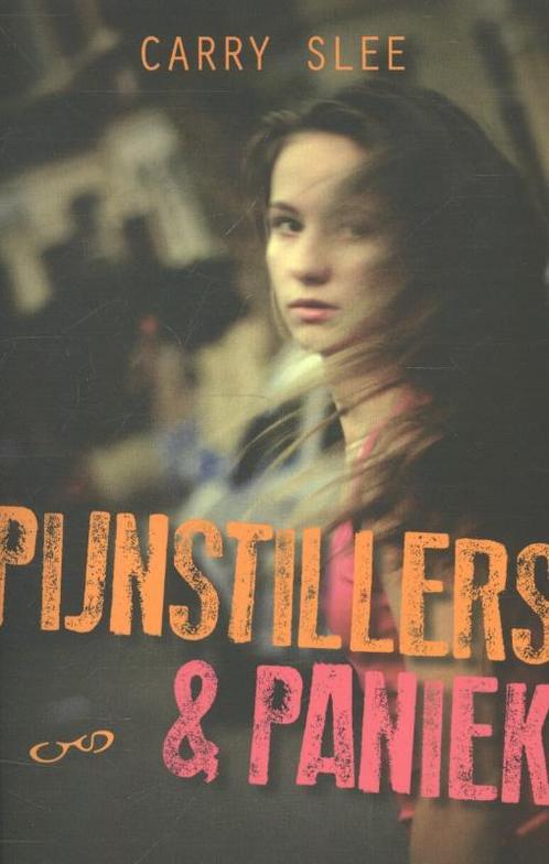 Pijnstillers & paniek 9789049926502 Carry Slee, Boeken, Kinderboeken | Jeugd | 13 jaar en ouder, Gelezen, Verzenden