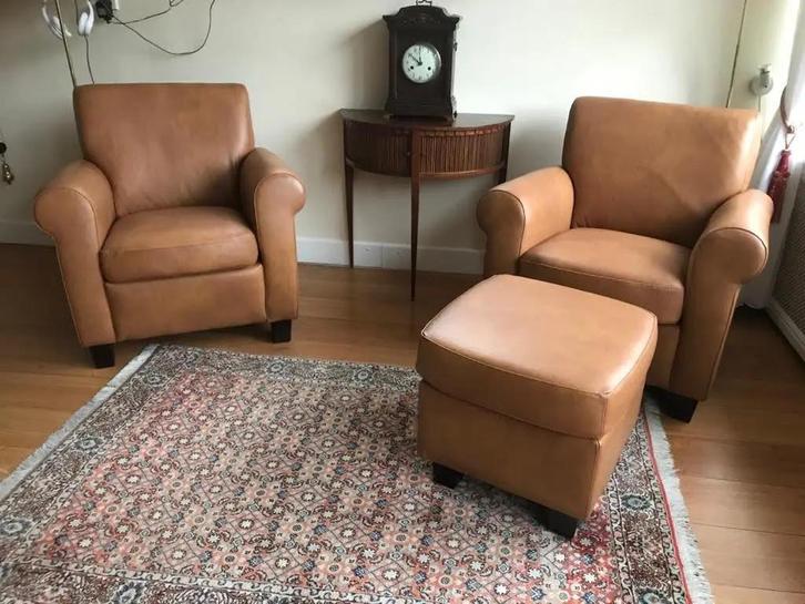 Set van 2 leren fauteuils met houten poten - met hocker -, Huis en Inrichting, Fauteuils, Nieuw, Leer, Ophalen of Verzenden