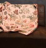 Kostbaar damastweefsel San Leucio Rosa met rijk bloemmotief.