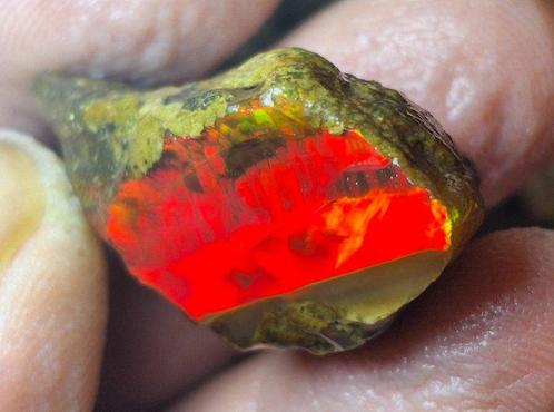 71,8 ct - Kristal Opaal Ruwe Topkleuren - Volledige rode, Verzamelen, Mineralen en Fossielen