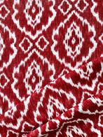 Groot stuk ikat-bedrukte stof voor wanddecoratie of kleding.