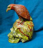 Beeldhouwwerk van een raaf op schedel, met de hand gesneden