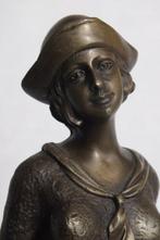 After Chiparus - sculptuur, Dame met handen op de rug - 40