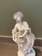Beeldje - Sculpture dune femme en robe ancienne tenant un