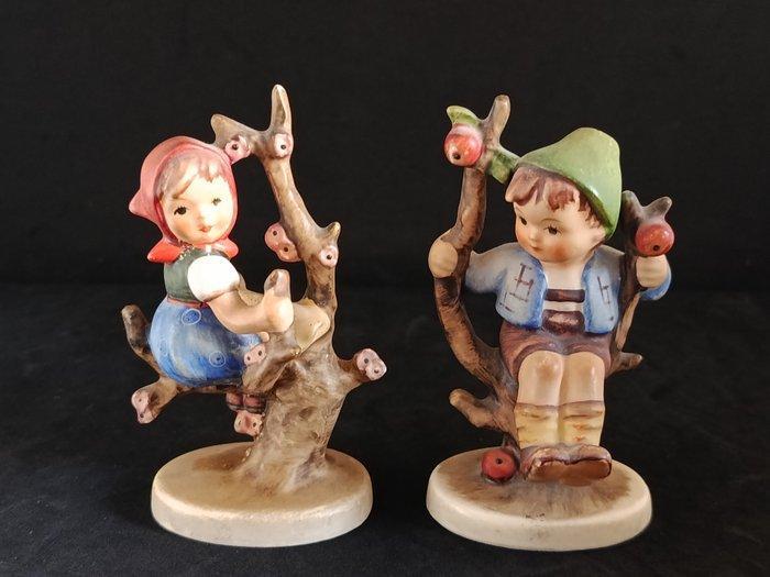 Hummel - Miniatuur beeldje - Goebel Apple Tree boy + girl, Antiek en Kunst, Curiosa en Brocante