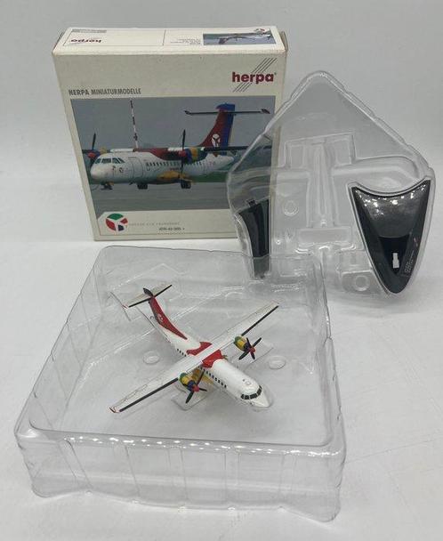 Herpa 1:200 - Modelvliegtuig - Danish Air Transport ATR-42, Antiek en Kunst, Antiek | Wandborden en Tegels